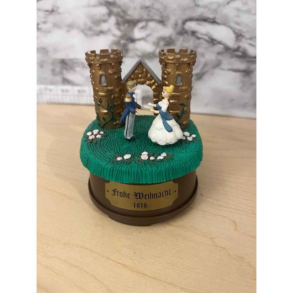 Byers' Choice Ltd. Frohe Weihnacht 1816 Holiday Music Box Castle Scene